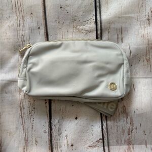 Lululemon Everywhere Belt Bag 1L Vapor/Gold
